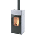 Stufa a legna Dielle Stufe Ghibli Wood Stone con pannello in pietra e design elegante, visibile con porta e vetro frontale.