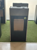 Stufa a legna Dielle Stufe Ghibli Wood Stone con rivestimento in pietra, vista frontale con porta e pannello di controllo.
