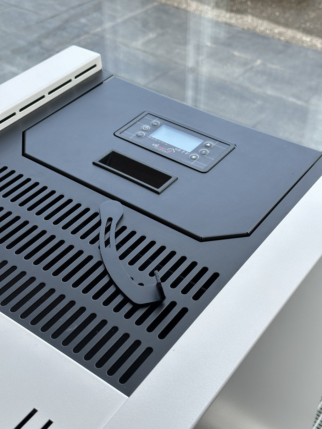 Stufa a pellet Dielle Grecale 100 Bianca usata, con design moderno e finitura bianca, visibile in primo piano.