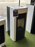 Stufa a pellet Dielle Scirocco 100 Bianca con design elegante e finitura bianca, visibile in primo piano.