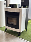 Stufa a pellet Dielle Zefiro 70 Bianca usata, vista frontale con dettagli del design in bianco e superficie in acciaio.