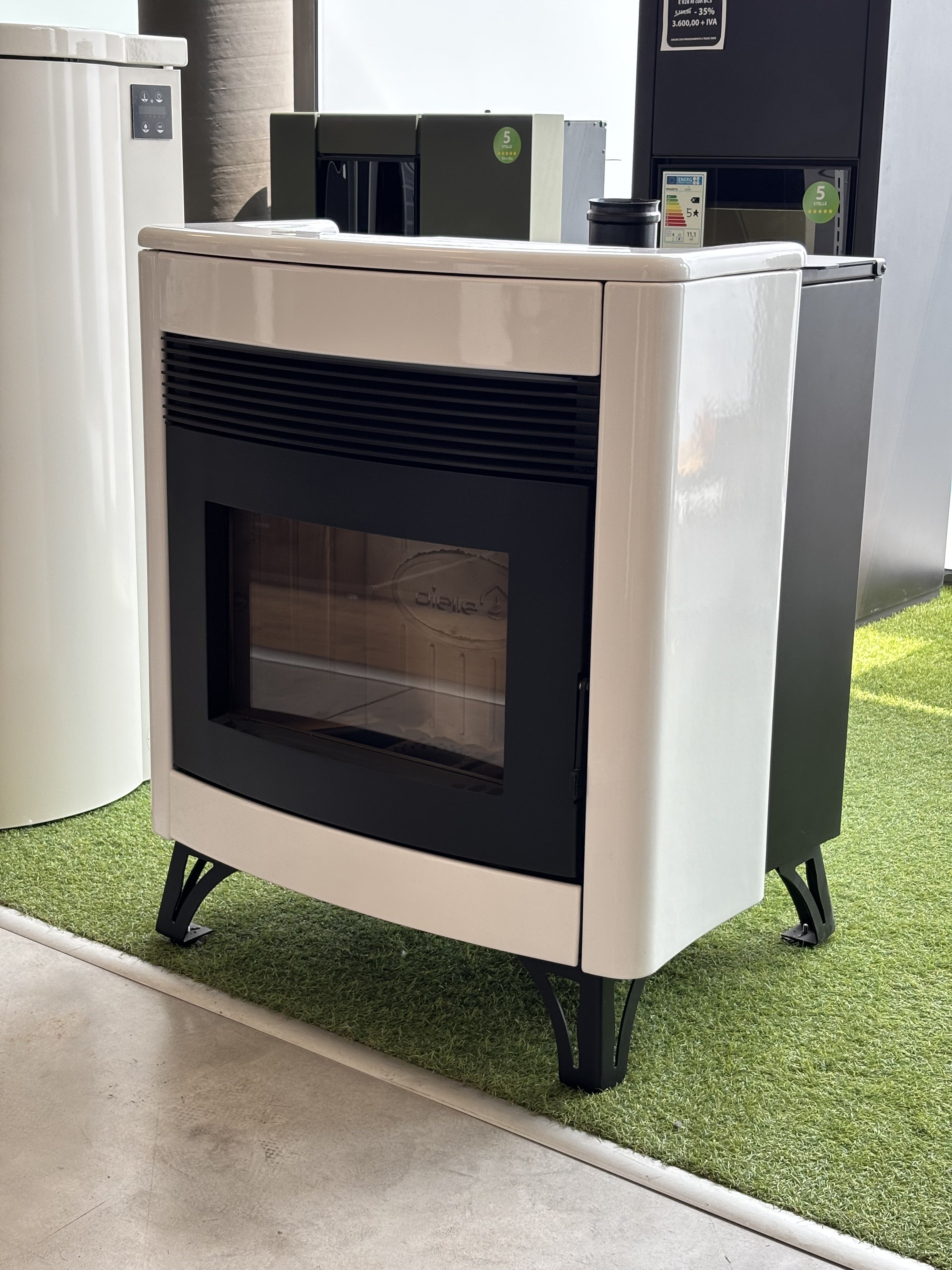 Stufa a pellet Dielle Zefiro 70 Bianca usata, vista frontale con dettagli del design in bianco e superficie in acciaio.