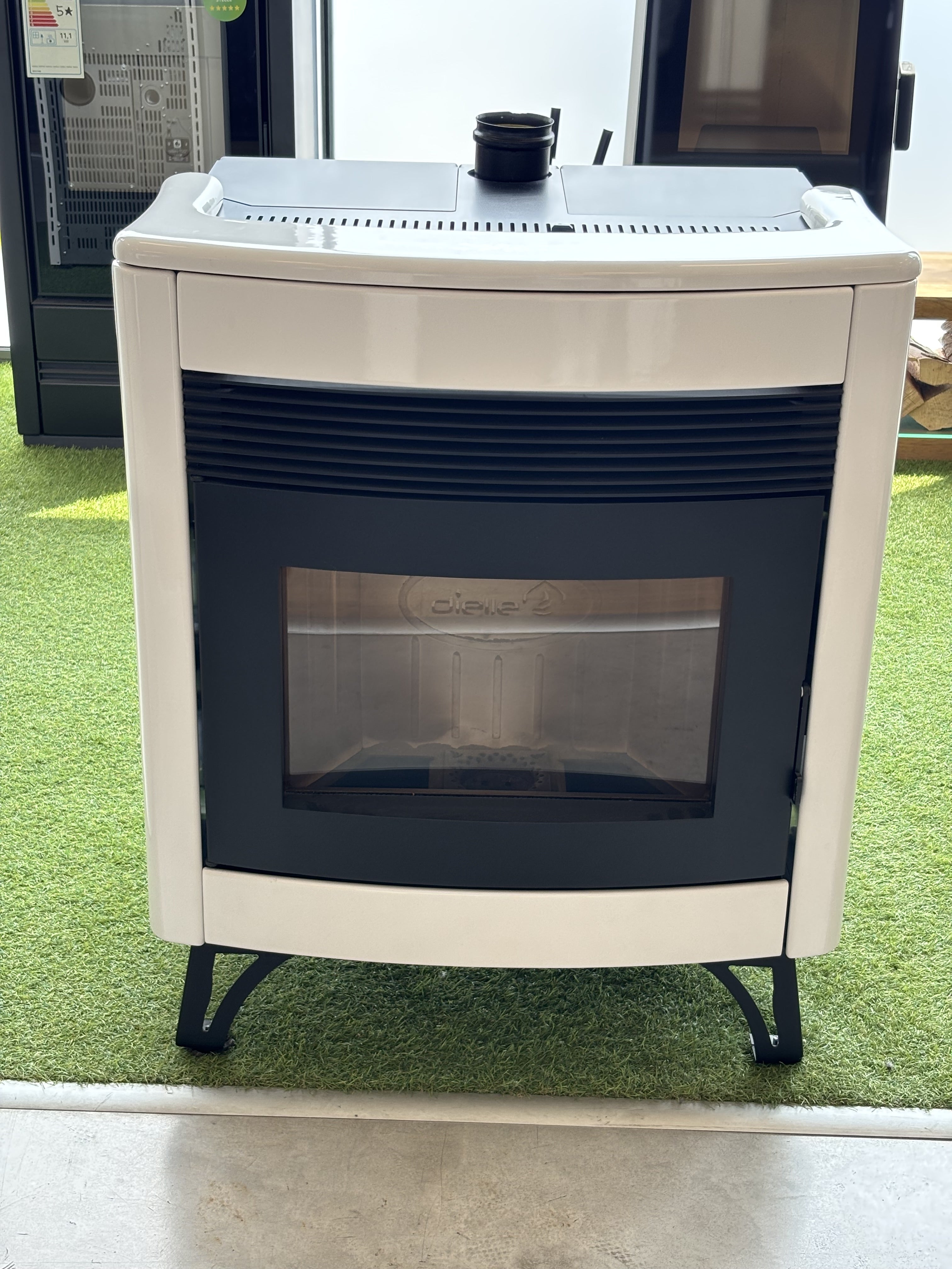 Stufa a pellet Dielle Zefiro 70 Bianca usata, mostra dettaglio del design elegante e finitura bianca.