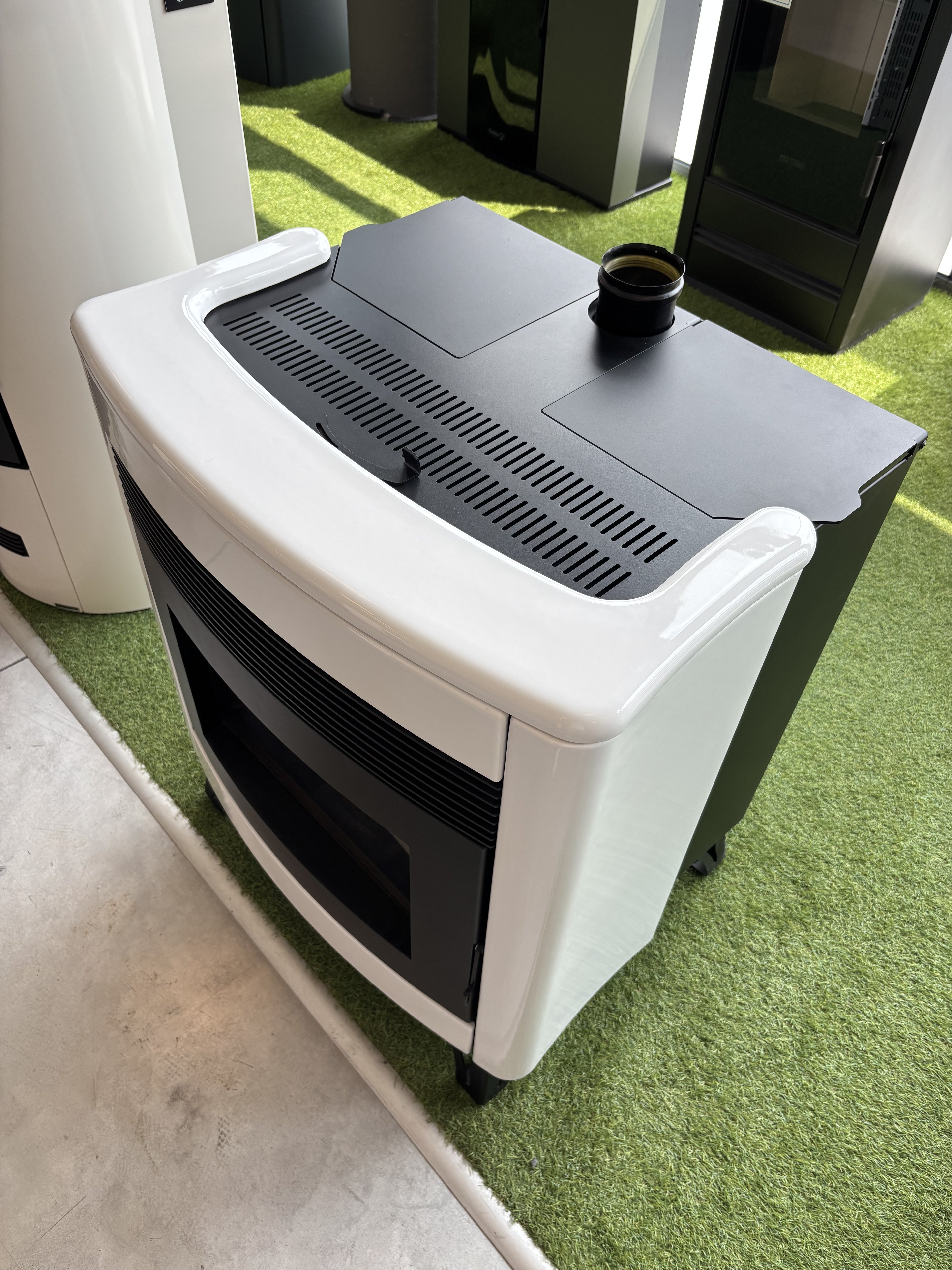 Stufa a pellet Dielle Zefiro 70 Bianca usata in fiera, con design moderno e finiture bianche, marca Dielle Stufe.