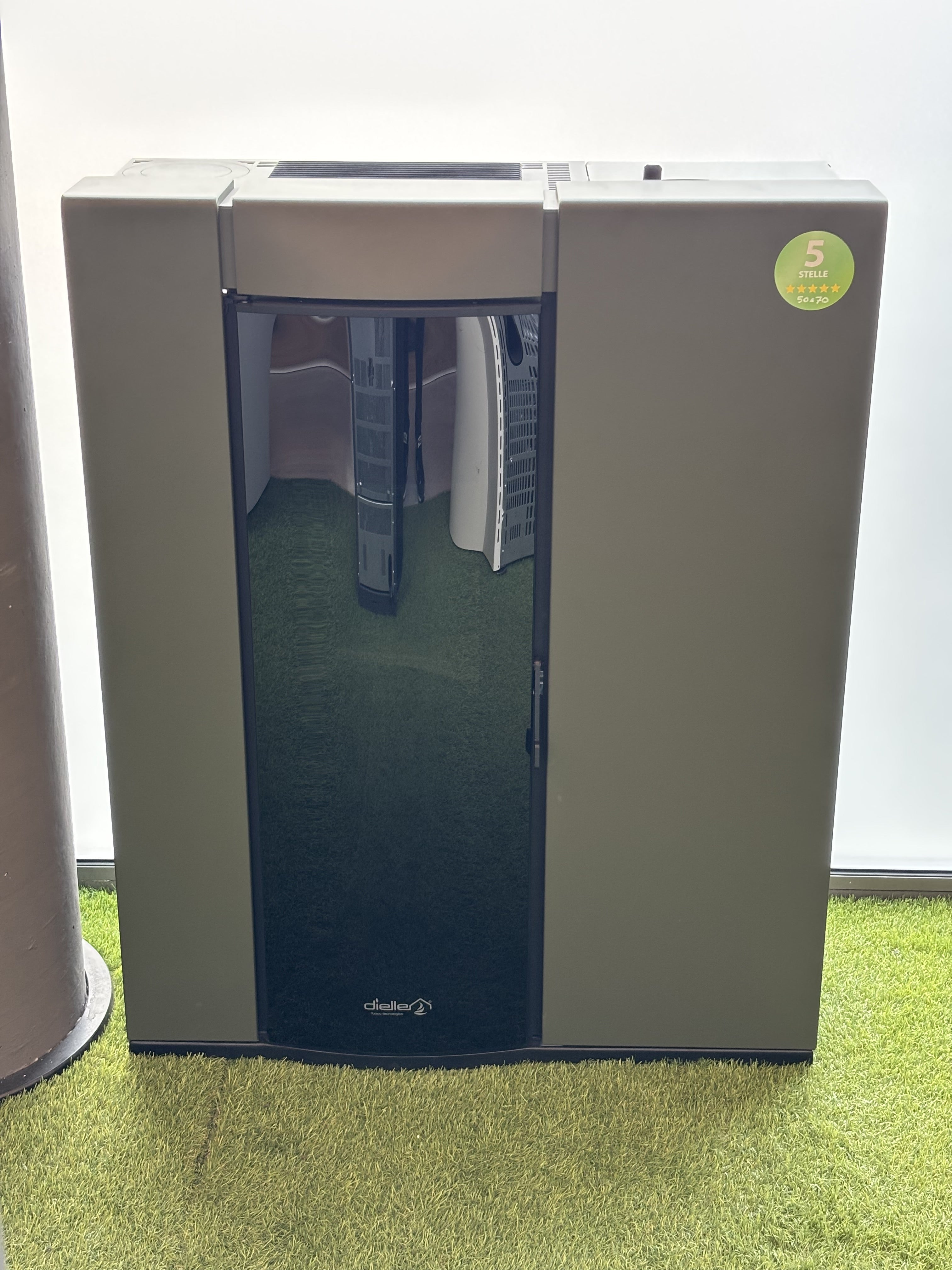 Stufa a pellet Dielle Stufe Ostro Glass 80 con porta in vetro e design moderno, ideale per riscaldare con stile