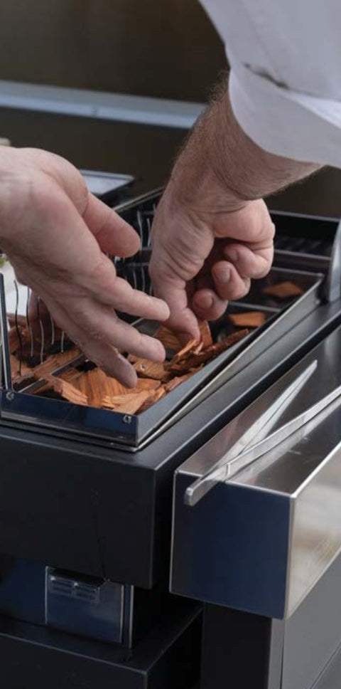 Kit di accessori per barbecue Fògher per cottura indiretta e affumicatura, include griglie e strumenti per barbecue.