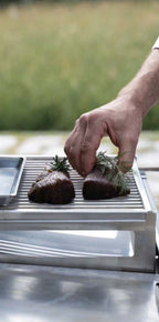 Kit accessori per barbecue Fògher per cottura indiretta e affumicatura, include griglie e supporti in acciaio inox.