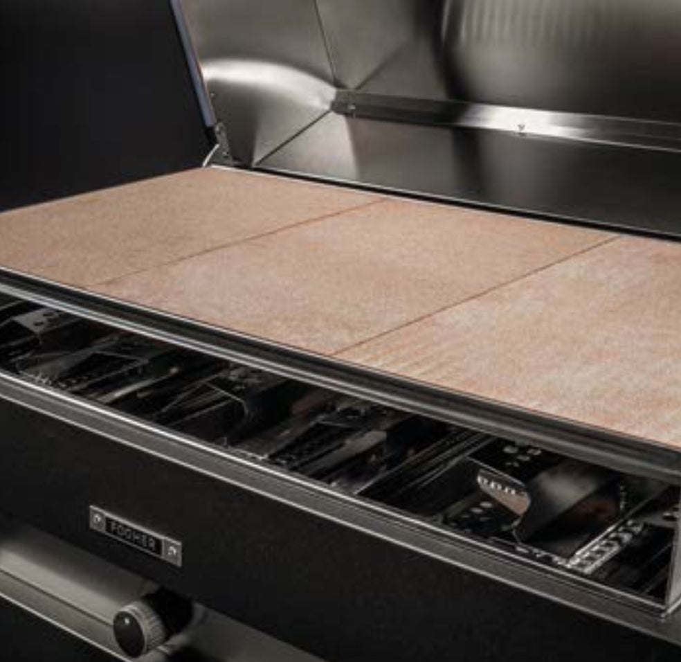 Kit accessori per barbecue Fògher con strumenti per pane e pizza, ideale per cotture perfette su grill.