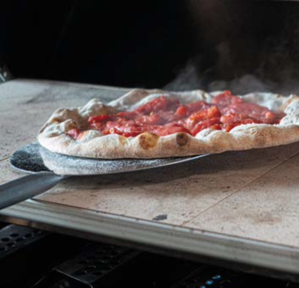 Kit accessori per barbecue Fògher per pane e pizza da 750, include strumenti per preparare e cuocere pizza e pane.