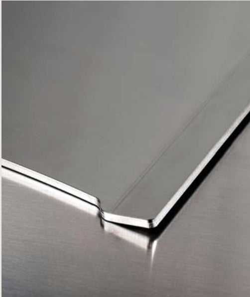 Piastra in acciaio inox Fògher, accessorio per barbecue, con superficie liscia per cucinare carne e verdure.