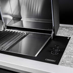 Piastra inossidabile Fògher, accessorio per barbecue, visibile con superficie liscia e manico resistente in acciaio inox.