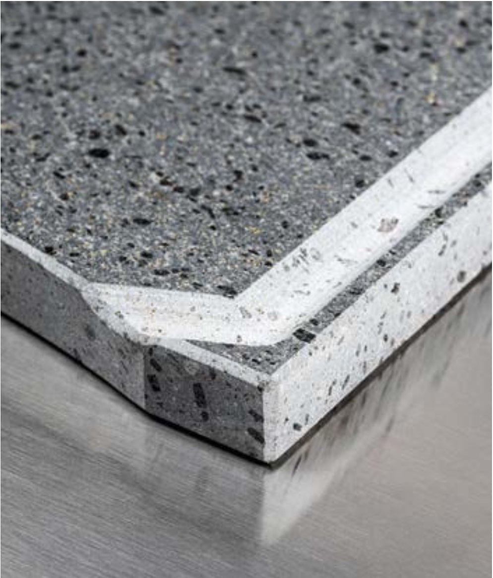 Pietra ollare Fògher, accessorio per BBQ, mostrata in primo piano, ideale per grigliare e conservare il calore.