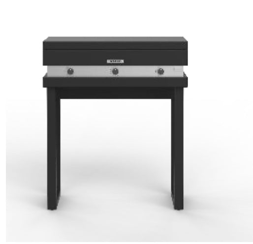 Barbecue a gas Fògher FGA 750 con gambe, superficie di cottura in acciaio e dettagli robusti, ideale per grigliate all'aperto.