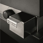 Barbecue a gas Fògher FGA 750 con gambe, in acciaio inox, con piani di cottura e manopole di controllo visibili.