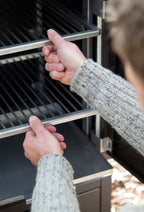 Barbecue a legna Fògher WS 450 con affumicatore, struttura in acciaio e piani di cottura in ghisa, ideale per affumicature e grigliate