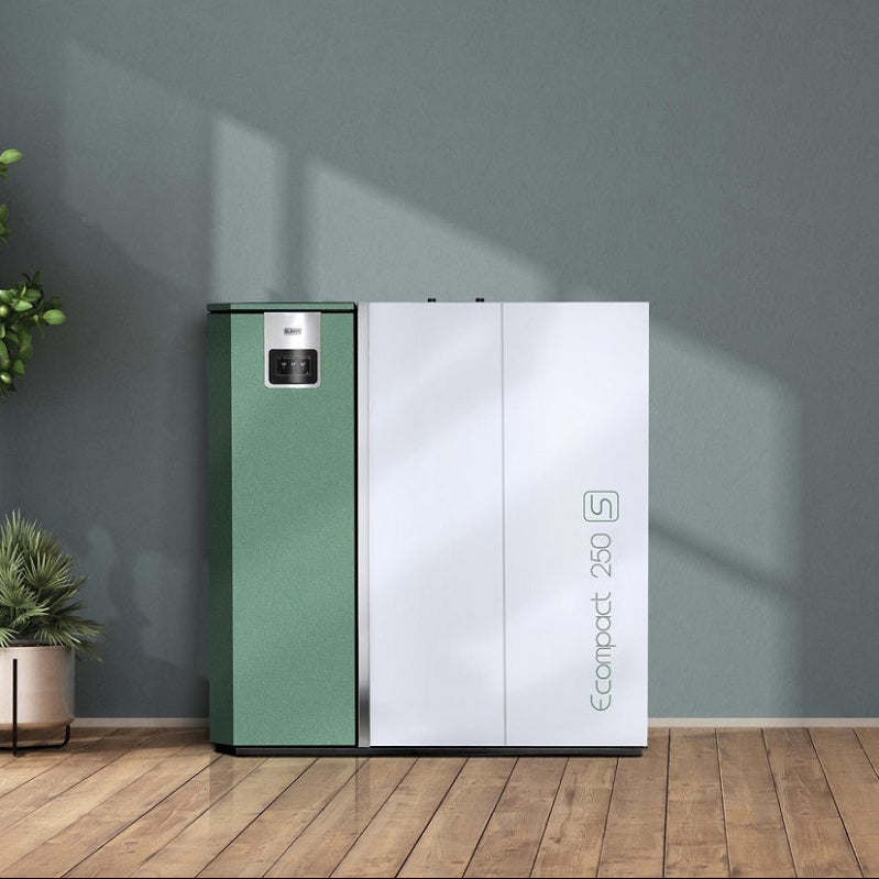 Caldaia a pellet Klover Ecompact 250s, vista frontale con pannello di controllo e tubo di scarico in acciaio