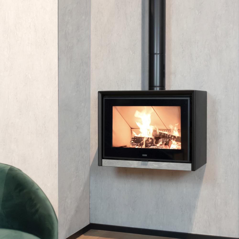 Caminetto a legna Klover Starbox Up con design moderno e in vetro, ideale per riscaldare e decorare l'ambiente domestico.