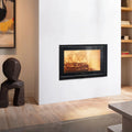 Caminetto a legna Klover Zeus con design moderno, in bianco e nero, aperto con porta in vetro e display del fuoco.