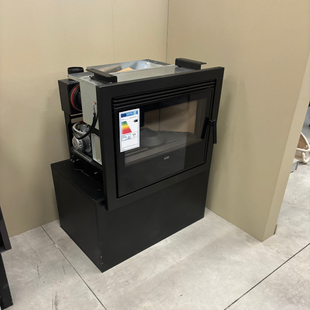 Caminetto a pellet Klover Mono 1000 con design moderno e vetro frontale, ideale per riscaldamento domestico.