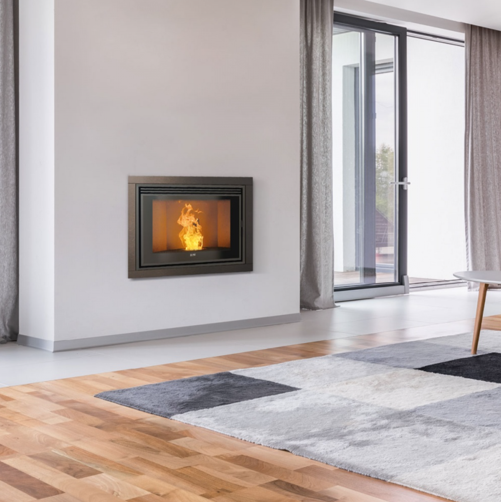 Caminetto a pellet Klover MONO 1000 con design elegante e compatto, mostra la porta in vetro e struttura moderna.