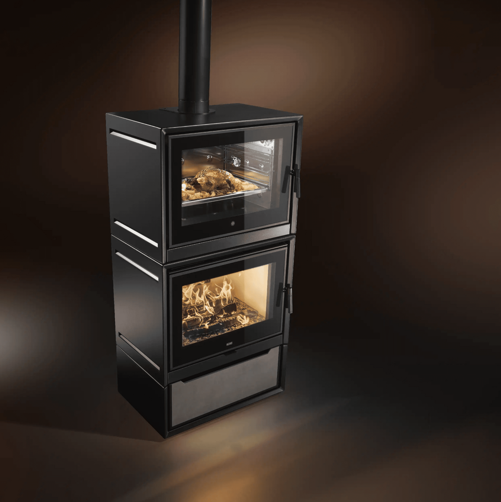 Stufa a legna Klover Kuoki 110 con forno, con porta e maniglie in metallo, in stile moderno e funzionale.
