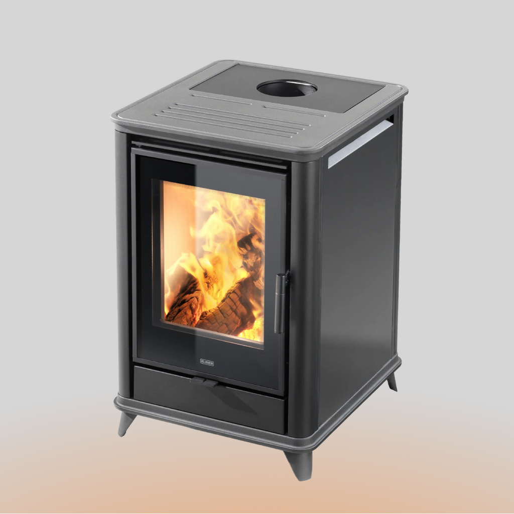 Stufa a legna Miss Wood di Klover con design moderno e finitura in legno, ideale per riscaldare con stile.