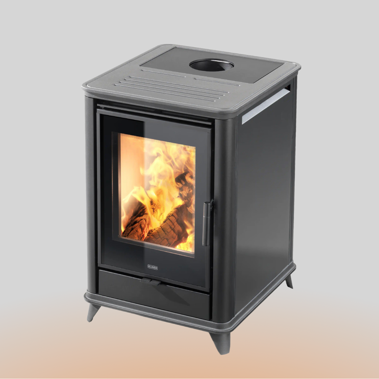 Stufa a legna Miss Wood di Klover con design moderno e finitura in legno, ideale per riscaldare con stile.