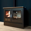 Stufa a legna Klover Star 90 con porta in vetro e finiture nere, ideale per riscaldare ambienti domestici con stile.