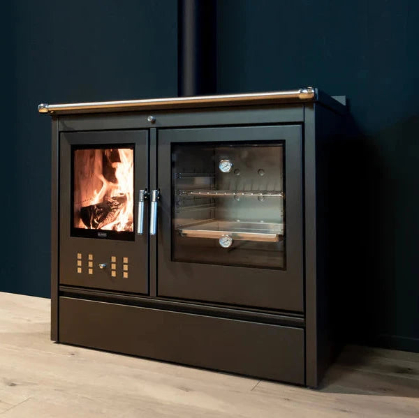 Stufa a legna Klover Star 90 con porta in vetro e finiture nere, ideale per riscaldare ambienti domestici con stile.