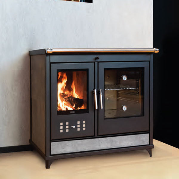 Stufa a legna Klover Star 90 Classic con porta in vetro e finiture nere, ideale per riscaldare ambienti domestici.