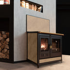 Stufa a legna Klover Star 90 Country con porta in vetro e finitura elegante, ideale per riscaldare ambienti domestici.
