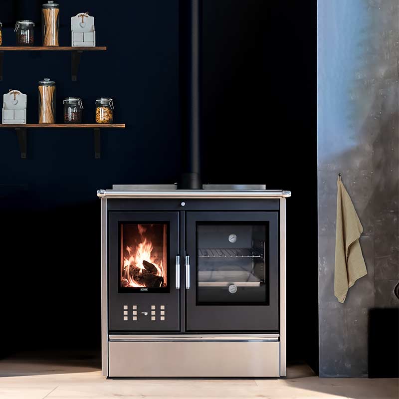 Stufa a legna Klover Star 90 inossidabile, con porta in vetro e design moderno, ideale per riscaldare ambienti domestici.