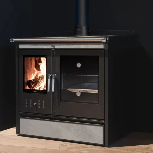 Stufa a legna Klover Star 90 Plus con porta in vetro e design moderno, ideale per riscaldare ambienti domestici.