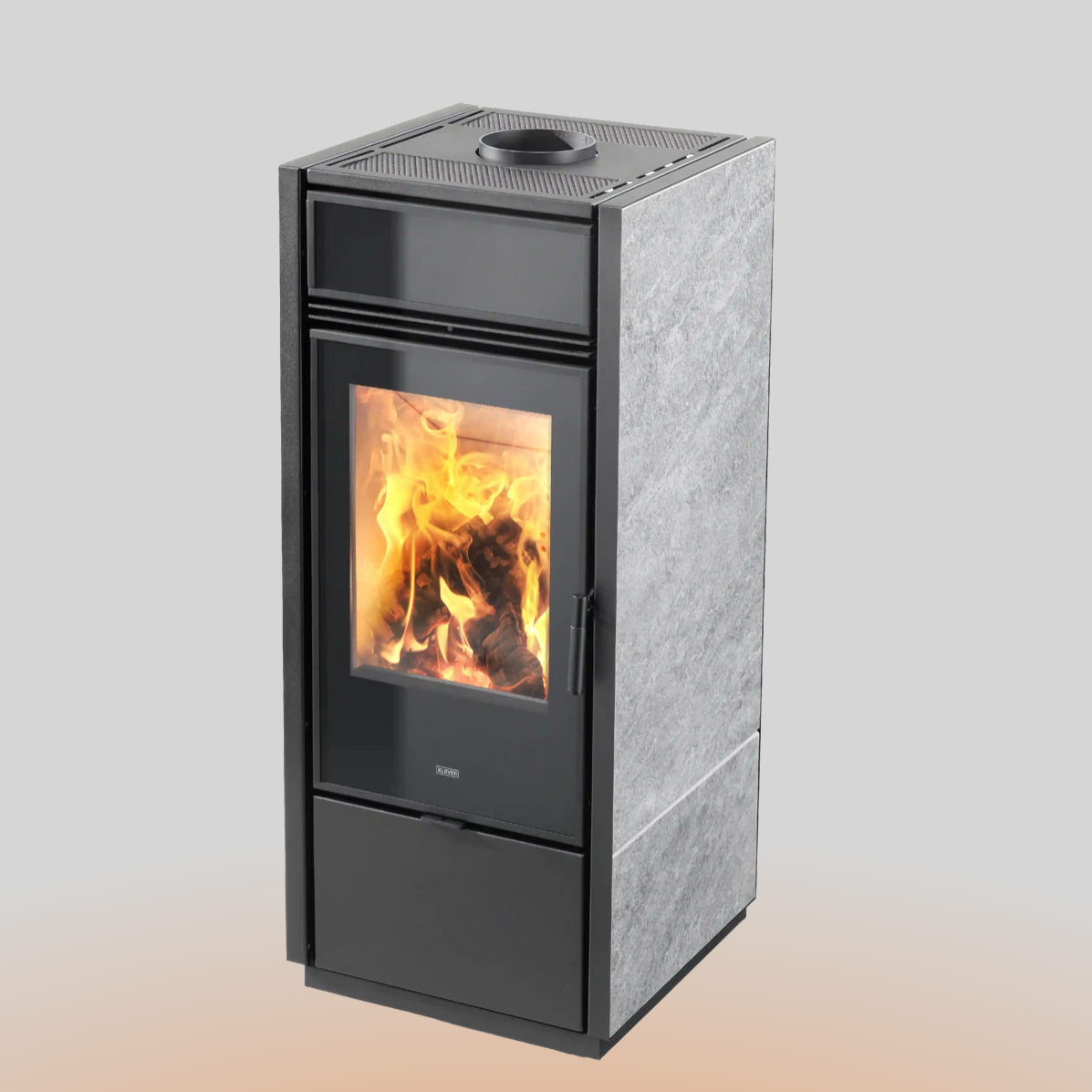 Stufa a legna Klover Swiss con design moderno, vista frontale con porta in vetro e maniglia, in ambiente domestico.