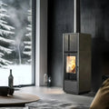 Stufa a legna Klover Swiss Core in acciaio nero con porta in vetro e design moderno, ideale per riscaldare ambienti domestici.