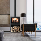 Stufa a legna Klover Venus con design moderno, visibile con porta in vetro e dettagli in metallo, ideale per riscaldare la casa.
