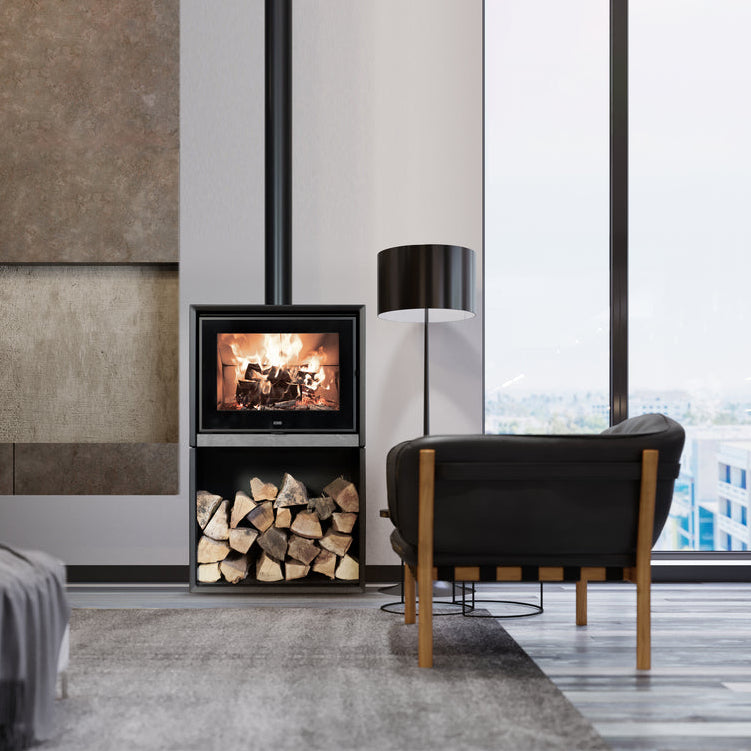 Stufa a legna Klover Venus con design moderno, visibile con porta in vetro e dettagli in metallo, ideale per riscaldare la casa.