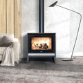 Stufa a legna Klover Venus Classic con anta in vetro e finitura elegante, ideale per riscaldare ambienti domestici.