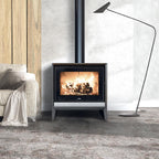 Stufa a legna Klover Venus Classic con anta in vetro e finitura elegante, ideale per riscaldare ambienti domestici.