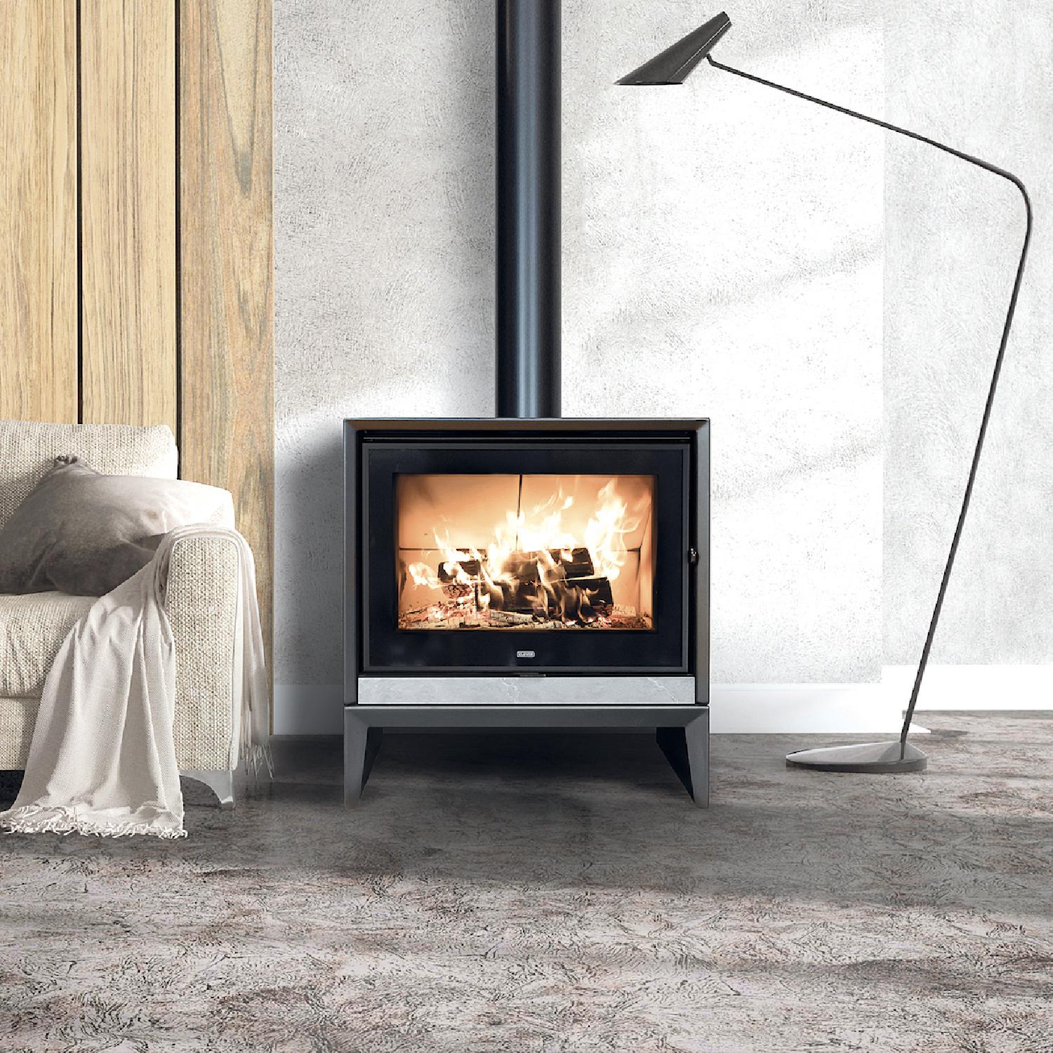 Stufa a legna Klover Venus Classic con anta in vetro e finitura elegante, ideale per riscaldare ambienti domestici.