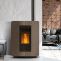 Stufa a pellet Klover Astra 100 S Air con fiamma visibile e pannello di controllo digitale, in ambiente domestico.