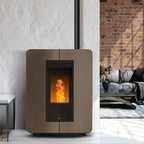 Stufa a pellet Klover Astra 100 S Air con fiamma visibile e pannello di controllo digitale, in ambiente domestico.