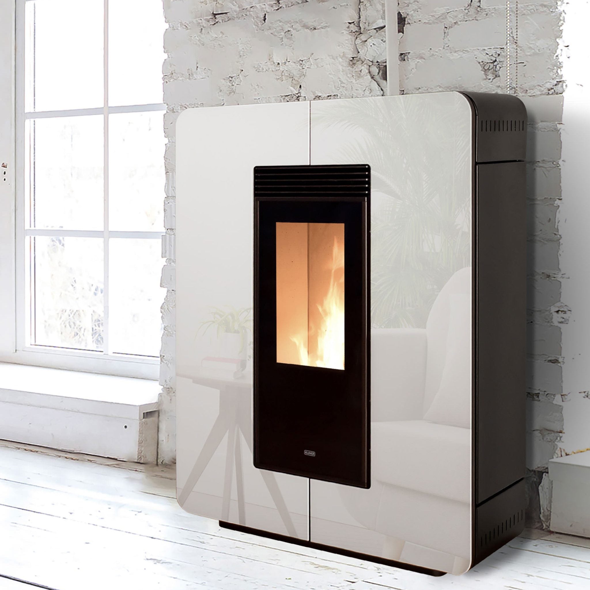 Stufa a pellet Klover Astra Glass Air con porta in vetro, design moderno e vetro trasparente, riscaldamento efficiente