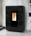 Stufa a pellet Astra Multi-Air di Klover con finitura in Gres, vista frontale con display e uscita aria.