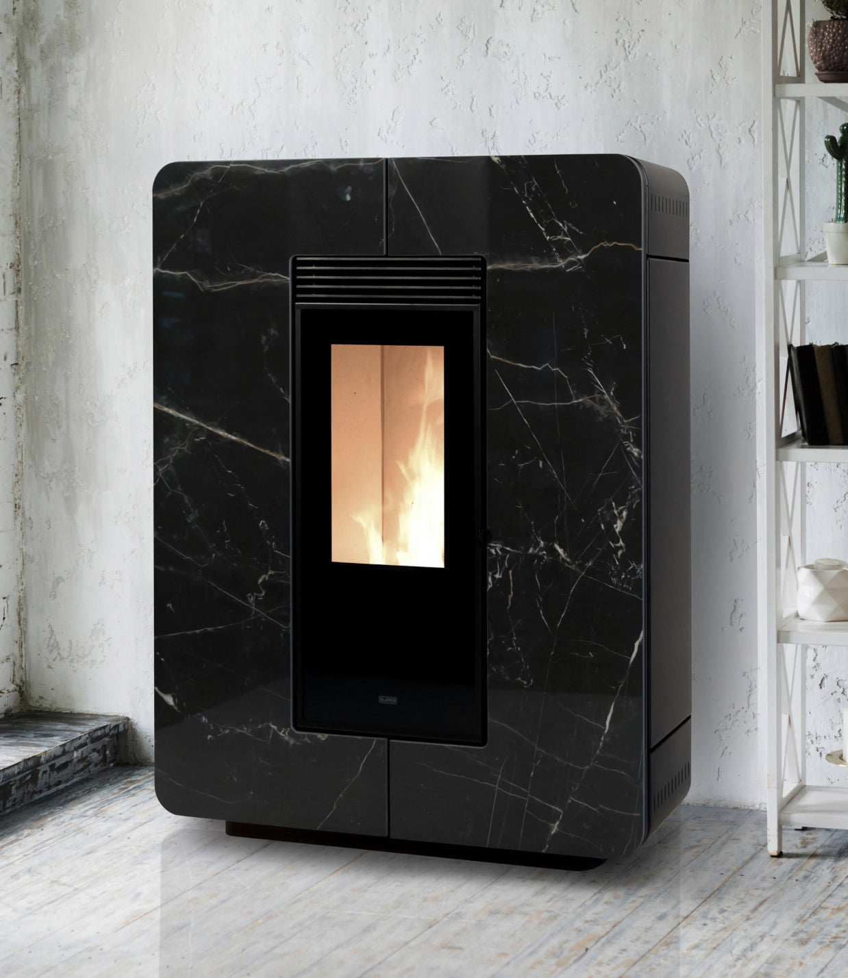 Stufa a pellet Astra Multi-Air di Klover con finitura in Gres, vista frontale con display e uscita aria.