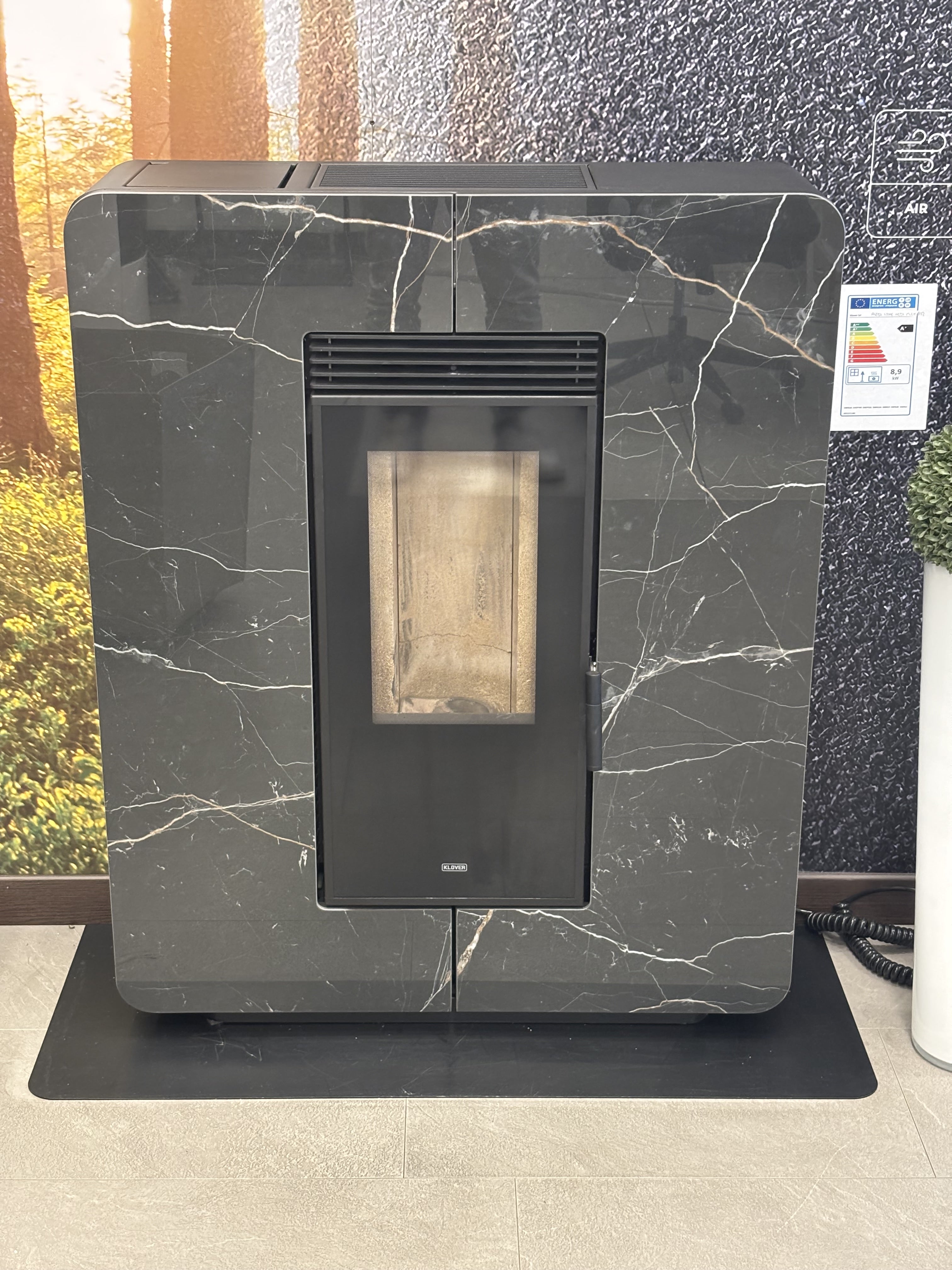 Stufa a pellet Astra Multi-Air Klover con finitura grigia, design moderno e sistema di riscaldamento efficiente