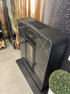 Stufa a pellet Astra Multi-Air Klover in gres, con dettagli del design e bocchette di ventilazione visibili.