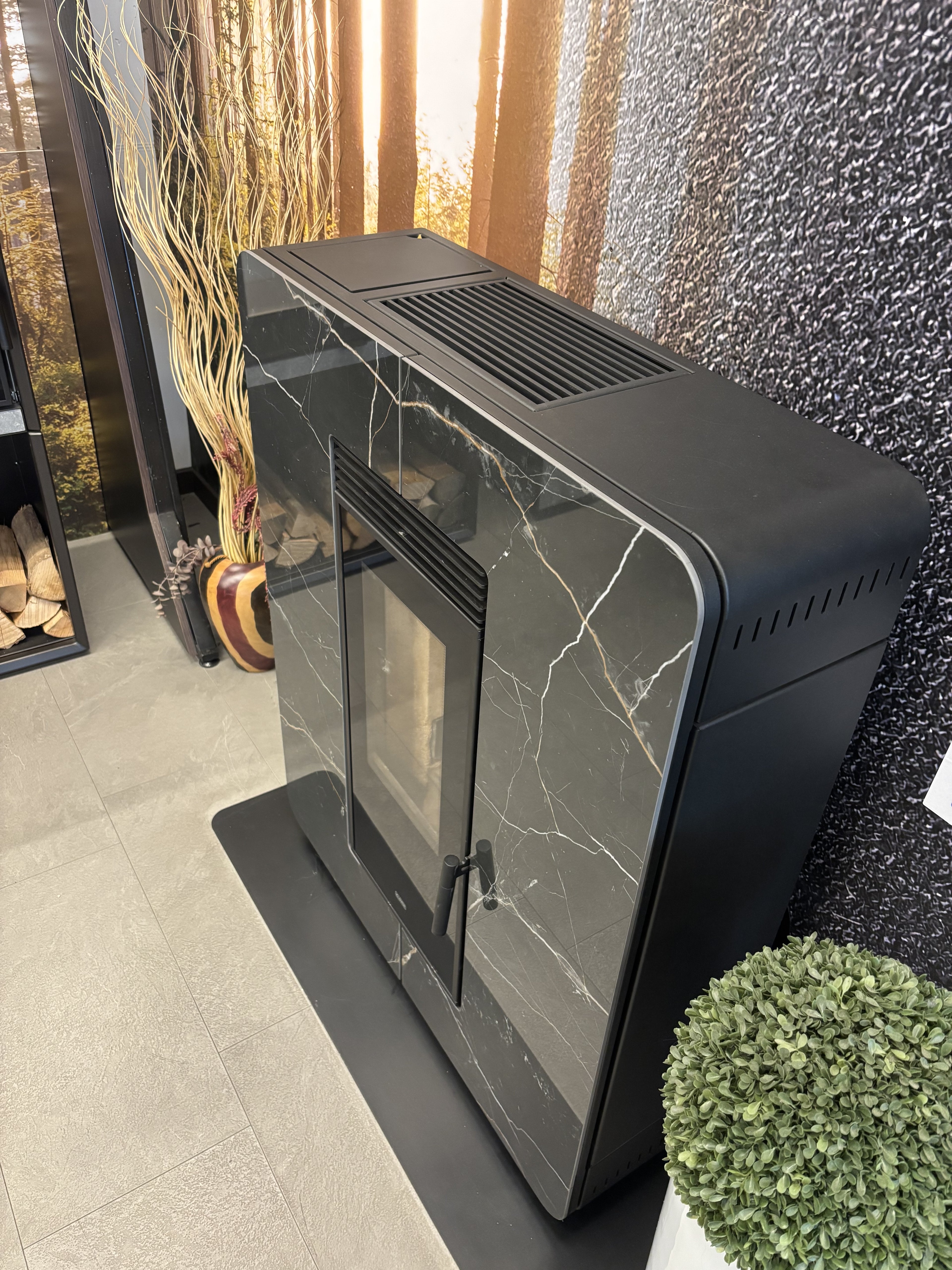 Stufa a pellet Astra Multi-Air Klover in gres, con dettagli del design e bocchette di ventilazione visibili.