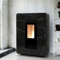 Stufa a pellet Astra Stone Air di Klover, con design elegante e pannello di controllo, visibile in primo piano.