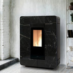 Stufa a pellet Astra Stone Air di Klover, con design elegante e pannello di controllo, visibile in primo piano.
